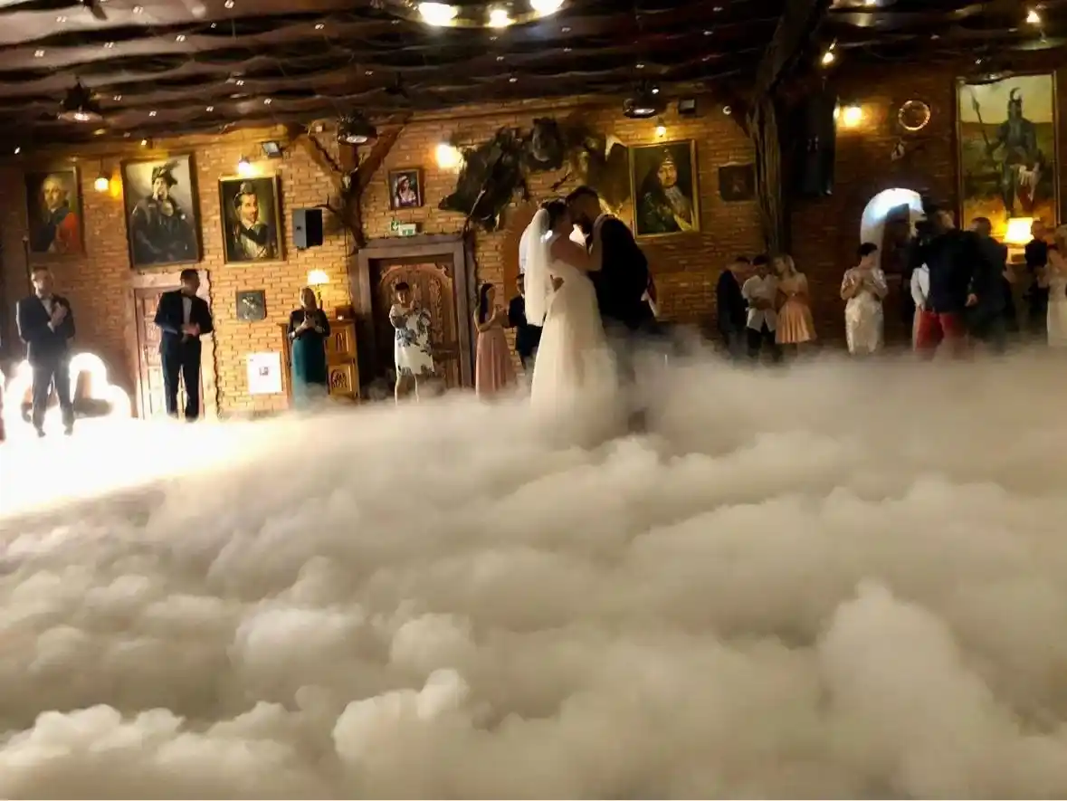 Pierwszy taniec w ciężkim dymie